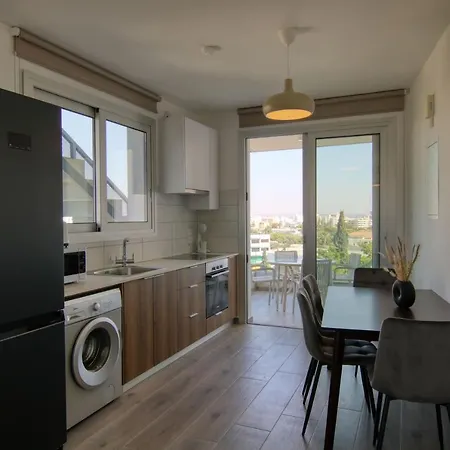 Phaedrus Living Coral Bliss Apartment *